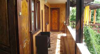 Гостевой дом Dom-cottage na Druzhby Лоо Трехместный номер с общей ванной комнатой-8